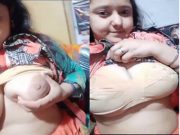 Sexy Indian Bhabhi Shows Big Boobs