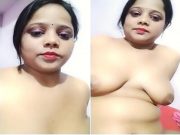 Sexy Indian Bhabhi Shows Boobs